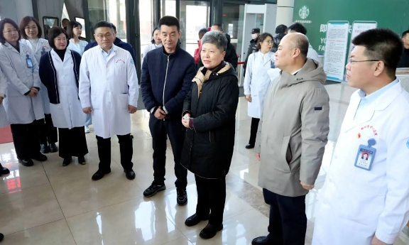 市政协主席于鹏走访慰问我院医护人员