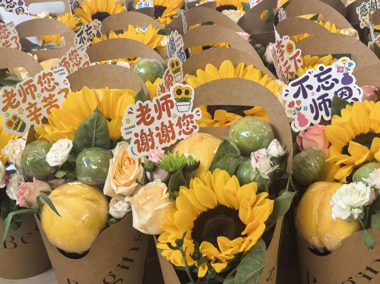 桃李芬芳 致敬引路人——我院开展教师节慰问活动